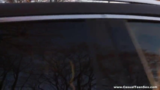 Лысый парень боком трахает подружку в попку